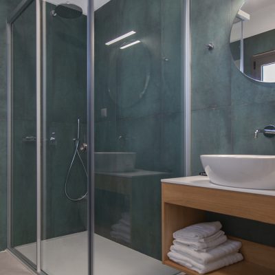 villa-monolithi-kanali-preveza-bathroom-with-shower