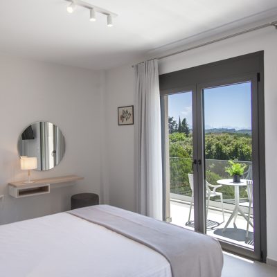 villa-monolithi-kanali-preveza-bedroom-with-balcony